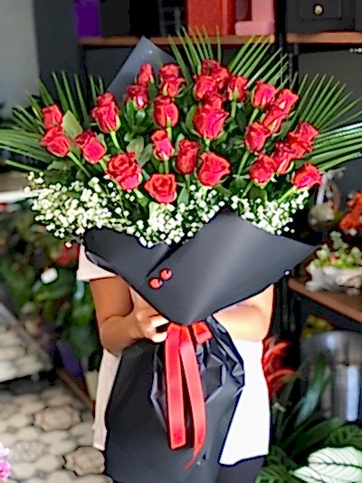 Siyah Ambalaj 30 Kırmızı Gül