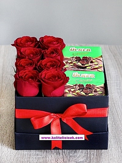 Kutuda kırmızı Gül ve Çikolata