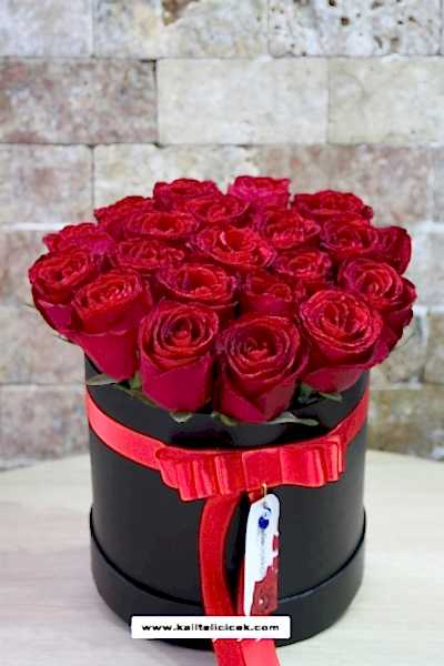 Yuvarlak Kutuda Kırmızı Güller